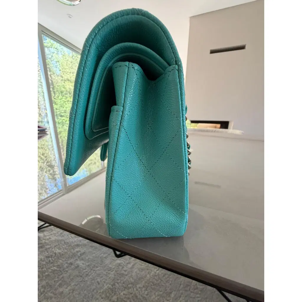 Sac ALORI posé, vue plongeante sur le rabat matelassé et le fermoir
