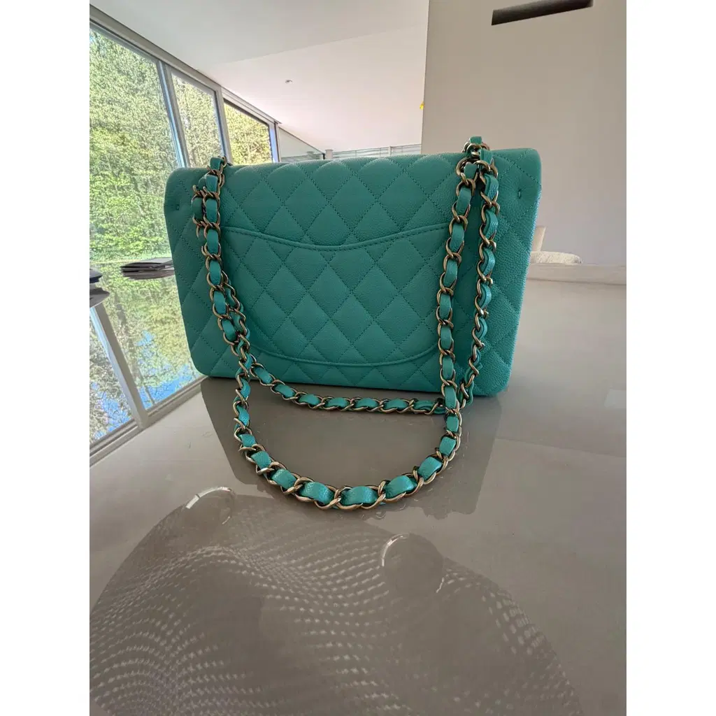 Sac matelassé ALORI coloris Lagon, chaîne dorée entrelacée de cuir turquoise